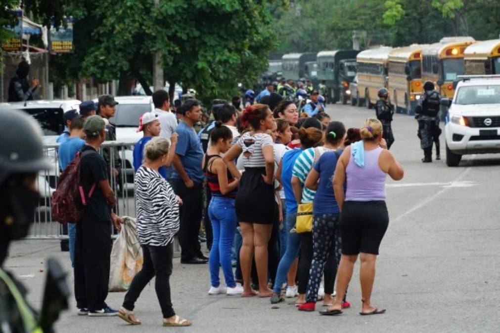 Decenas de familiares se apostaron a la orilla de la vía donde pasó el convoy para despedir a sus seres queridos.