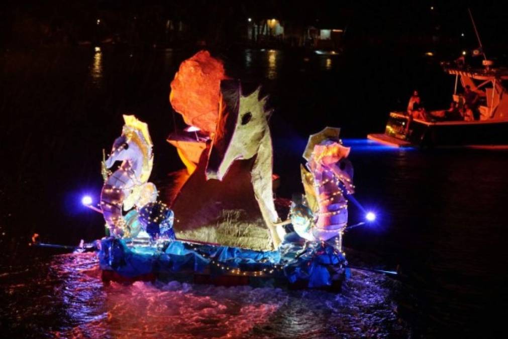 Después de dos horas el desfile cerró con fuegos pirotécnicos que por apróximadamente 40 minutos iluminaron las aguas de la laguna de Alvarado.