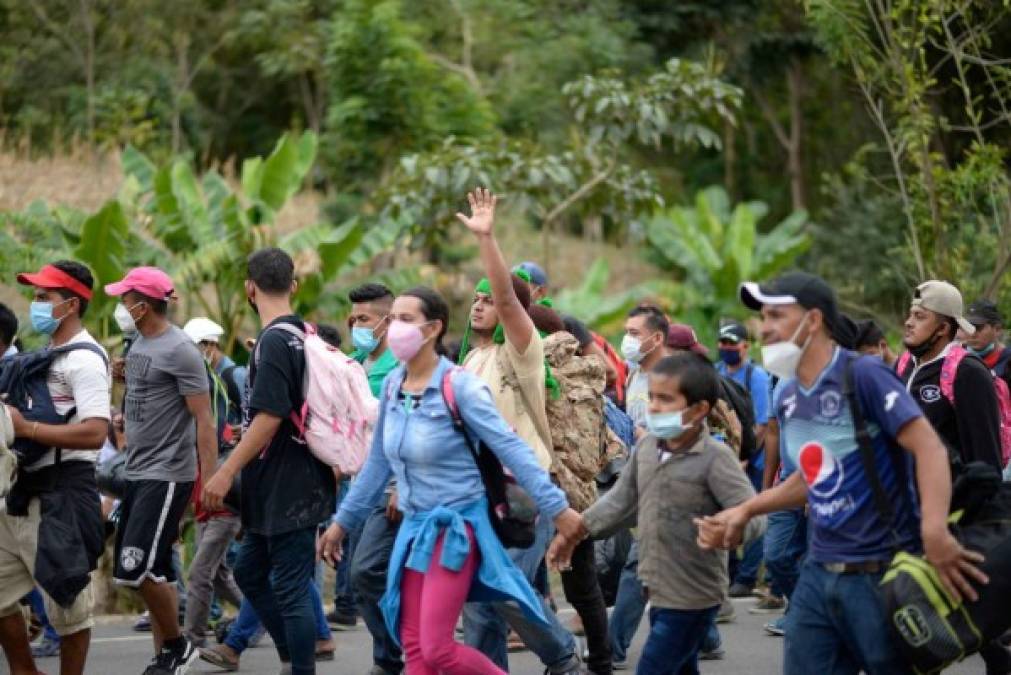 'El huracán (Eta) nos botó las casas. Y no podemos trabajar porque hay impuesto de guerra de las 'maras' (pandillas) para los negocios', relató a Efe uno de los migrantes que camina con la caravana, David González, de 32 años.