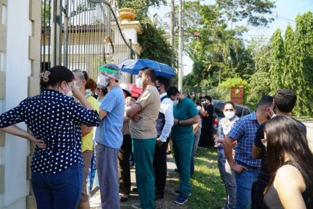 Aun en medio de los riesgos que suponen las aglomeraciones de personas en el actual ambiente de pandemia, quienes lo apreciaban no dejaron de asistir al entierro del joven doctor.