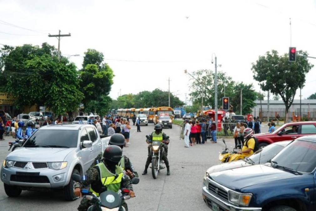 El operativo inició alrededor de las 3:00 de la mañana y culminará cuando los reclusos ingresen al centro penal de El Porvenir.