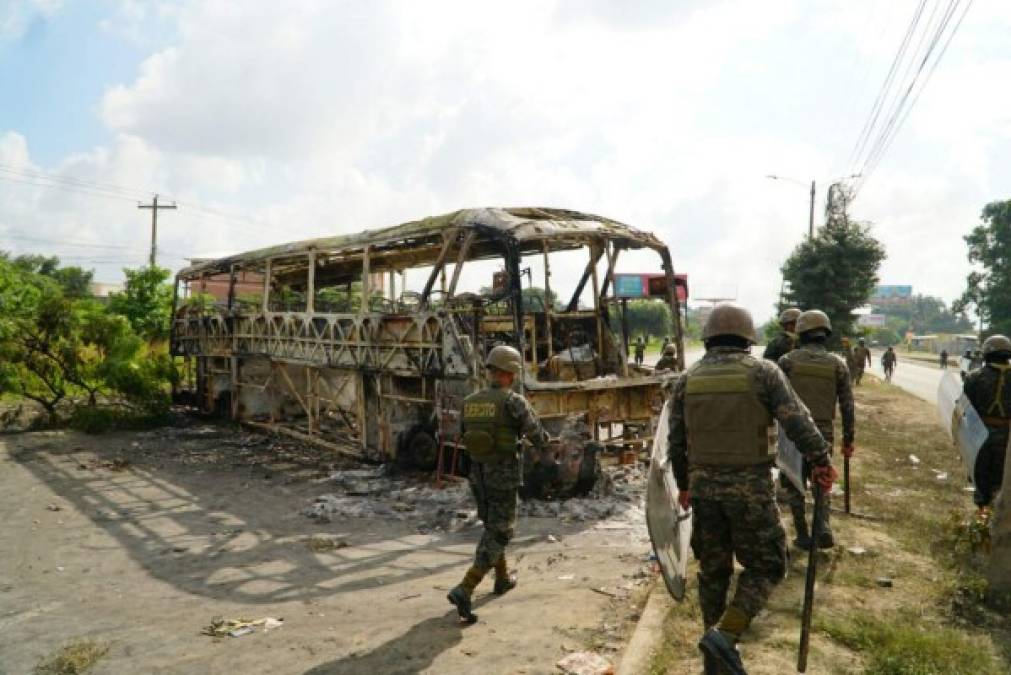 Frente a la entrada de la colonia Planeta de San Pedro Sula, manifestantes secuestraron un bus, lo atravesaron en la vía y le prendieron fuego.