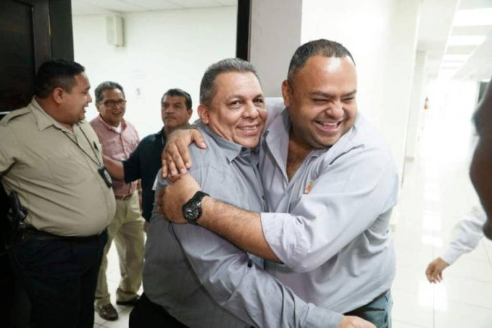 El vocero del Ministerio Público en San Pedro Sula, Elvis Guzmán, fue absuelto este martes por el Tribunal de Sentencia a través de la Sala V, después de 'deliberar y aplicar la sana crítica, la lógica y la psicología'. Los jueces declararon absuelto de toda responsabilidad a Elvis Guzmán, quien había sido imputado por los delitos de calumnias e injurias constitutivas de difamación en perjuicio de Ada Esperanza Muñoz Torres.