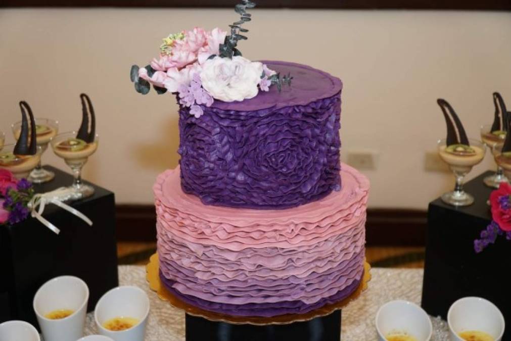 La torta fue decorada en tono lila y púrpura.