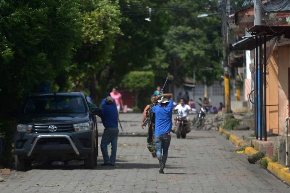 Manifestantes 'autoconvocados' de los llamados 'pueblos blancos' denunciaron que las fuerzas oficialistas realizan una búsqueda casa por casa, sin orden judicial, de los jóvenes que huyeron el martes de Masaya, que se había declarado 'territorio libre del dictador' en junio pasado.