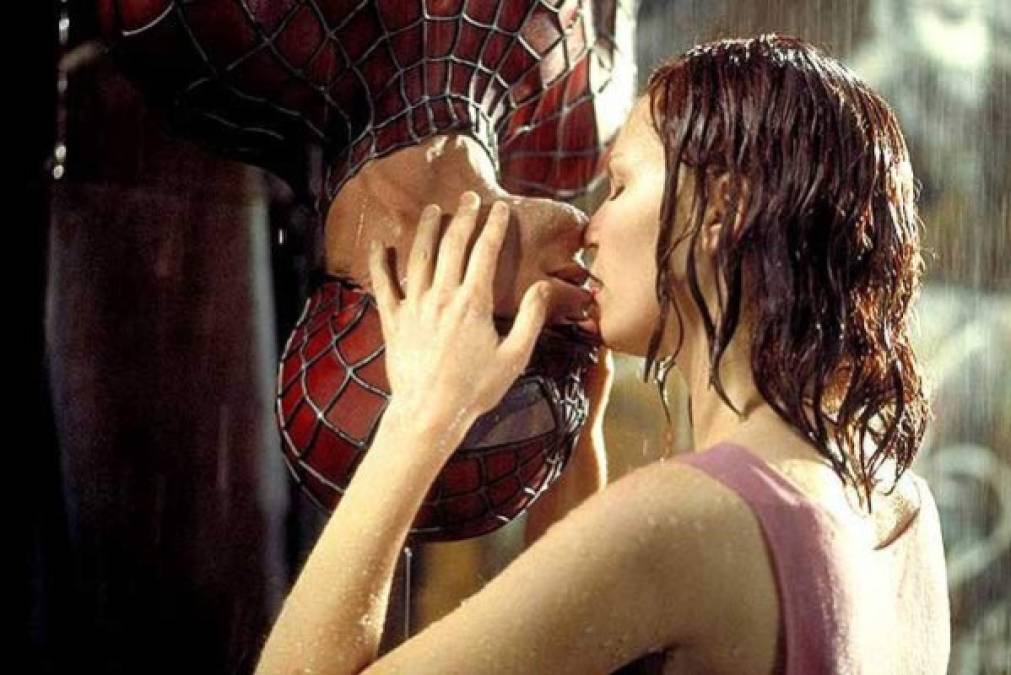 5. Spiderman. Tobey Maguire y Kirsten Dunst protagonizaron uno de los besos menos convencionales del séptimo arte, nunca olvidaremos el beso boca abajo.