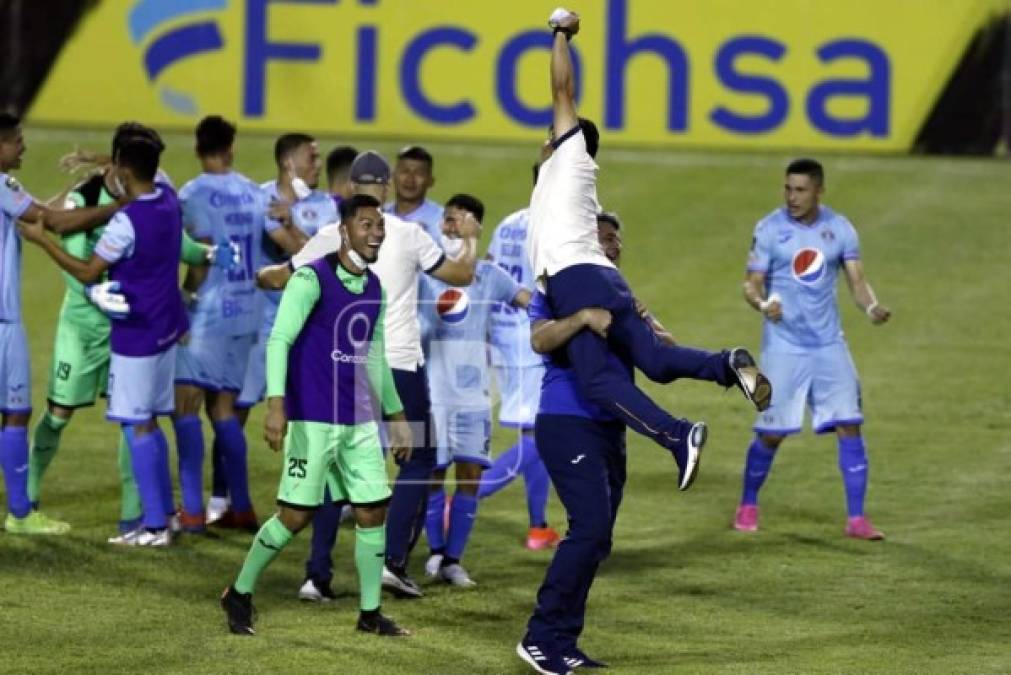 Diego Vázquez alzando en brazos a un miembro de su cuerpo técnico.