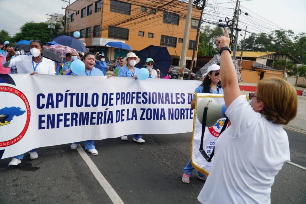 La protesta del Capítulo de Profesionales de la Enfermería de la Zona Norte se suma a otras acciones que llevan a cabo este jueves otras seccionales en diferentes departamentos del país. 