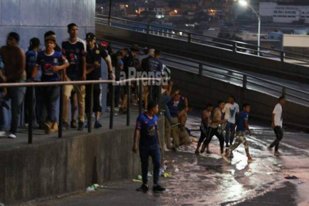 La Policía optó por lanzar bombas con gas lacrimógeno para contralar la situación,