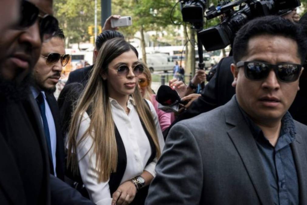 El gran amor de 'El Chapo', lució un juego de pulseras del diseñador Aldo Cipullo de Cartier de la colecciónLove y es que presumiblemente era la última vez que miraría a su esposo, quien ya permanece en una cárcel de máxima seguridad en Colorado, condenado a cadena perpetua, más 30 años de reclusión.