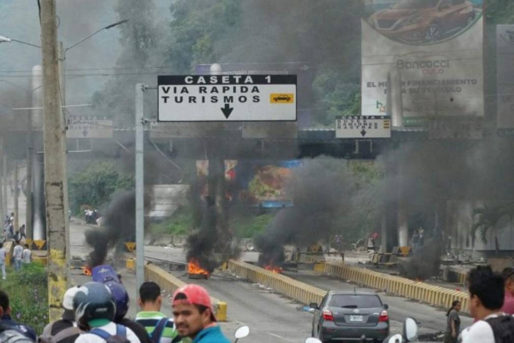 El peaje en la salida al sur de San Pedro Sula nuevamente fue tomado en la mañana del viernes.