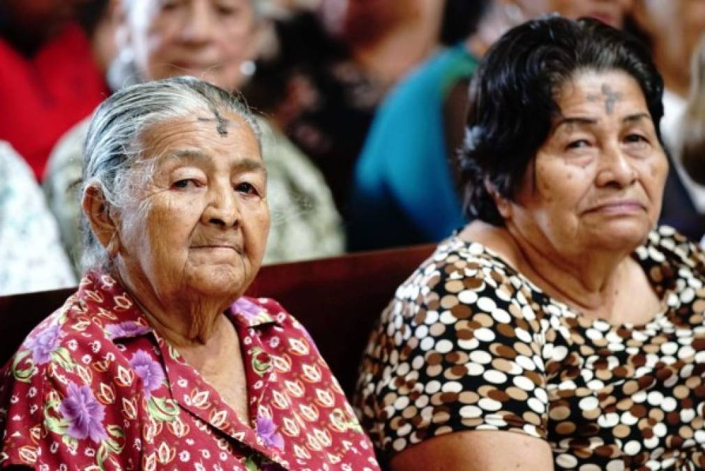 Fieles católicas escuchan atentas el mensaje desde el púlpito.