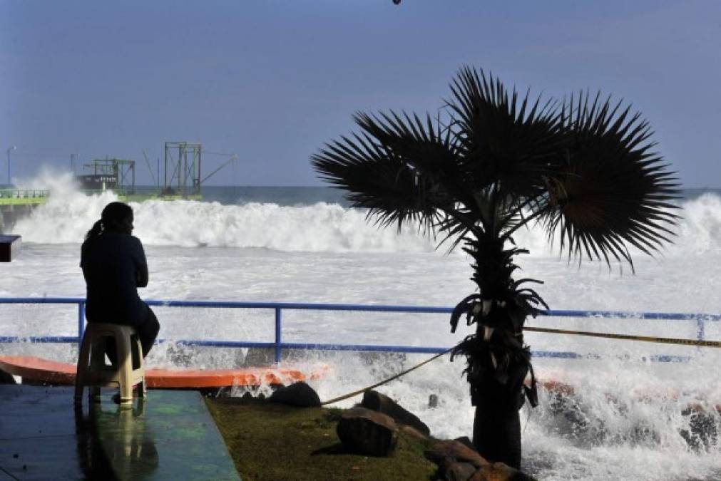 En Honduras, las autoridades decretaron alerta amarilla o de evacuación de personas en riesgo en toda la línea costera del Golfo de Fonseca, que comparte con El Salvador y Nicaragua, debido a las marejadas.