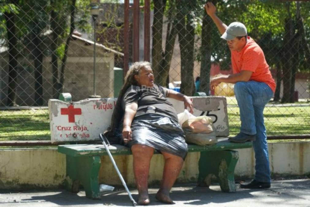 'Doña Nicotina' permanece sentada en la banca y exige con lenguaje soez que la regresen al mall ya que se le dificulta caminar largos trayectos porque tiene las rodillas hinchadas.