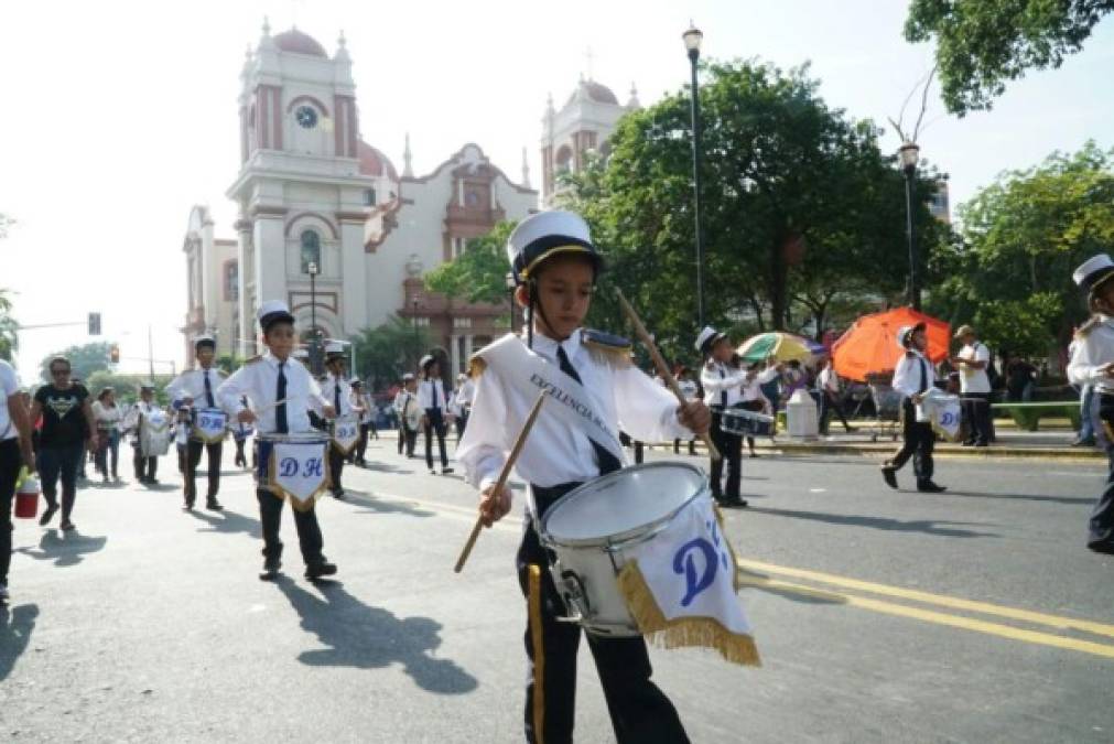 Cientos de jóvenes desfilaron con trajes relacionados con la Independencia; asimismo hubo bellas palillonas, pomponeras, cadetes y cuadros de danza, todo esto deleitó al público que salió a presenciar el acto cívico.