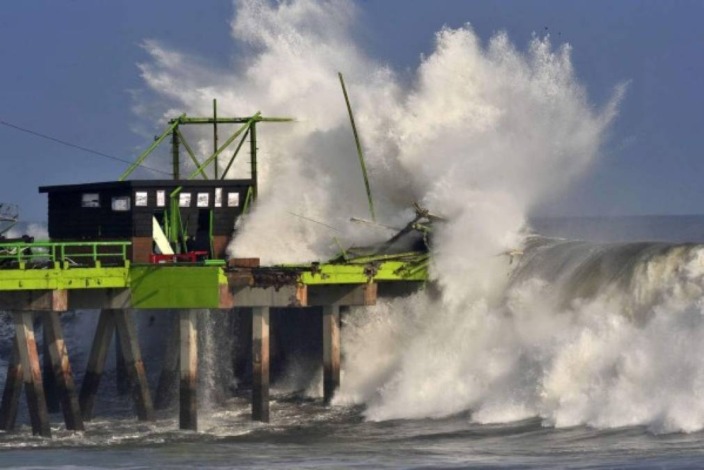 El fenómeno conocido como mar de fondo, que provoca un alto oleaje, mantiene en alerta a las autoridades en las costas del Pacífico desde México hasta Chile.