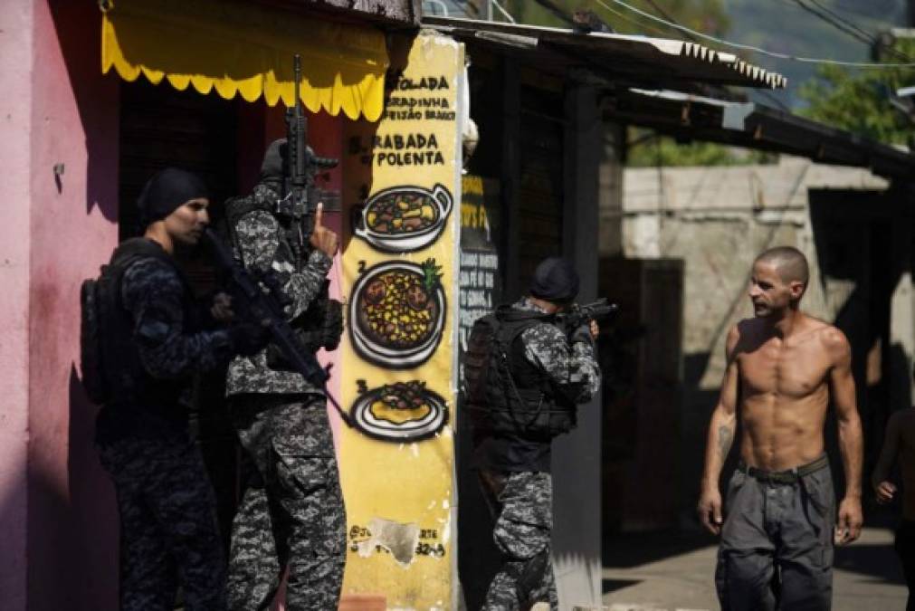 Habitantes de la favela señalaron que además de los tiroteos, se oyeron explosiones en diferentes puntos de la comunidad, que los obligó a permanecer en sus casas. (comando rojo), la mayor banda de narcotráfico en Río.<br/>