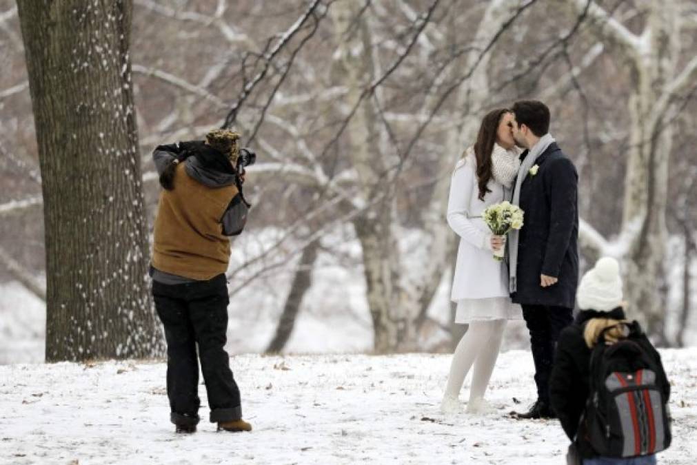 Esta pareja aprovechó el paisaje invernal en el Central Park de Nueva York para la sesión de fotos de su boda.
