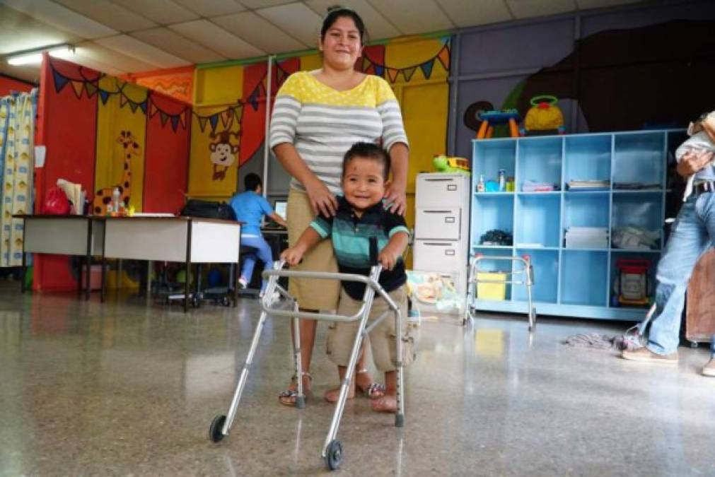 En cada centro de la Teletón trabajan terapeutas calificados que realizan su mayor dedicación.