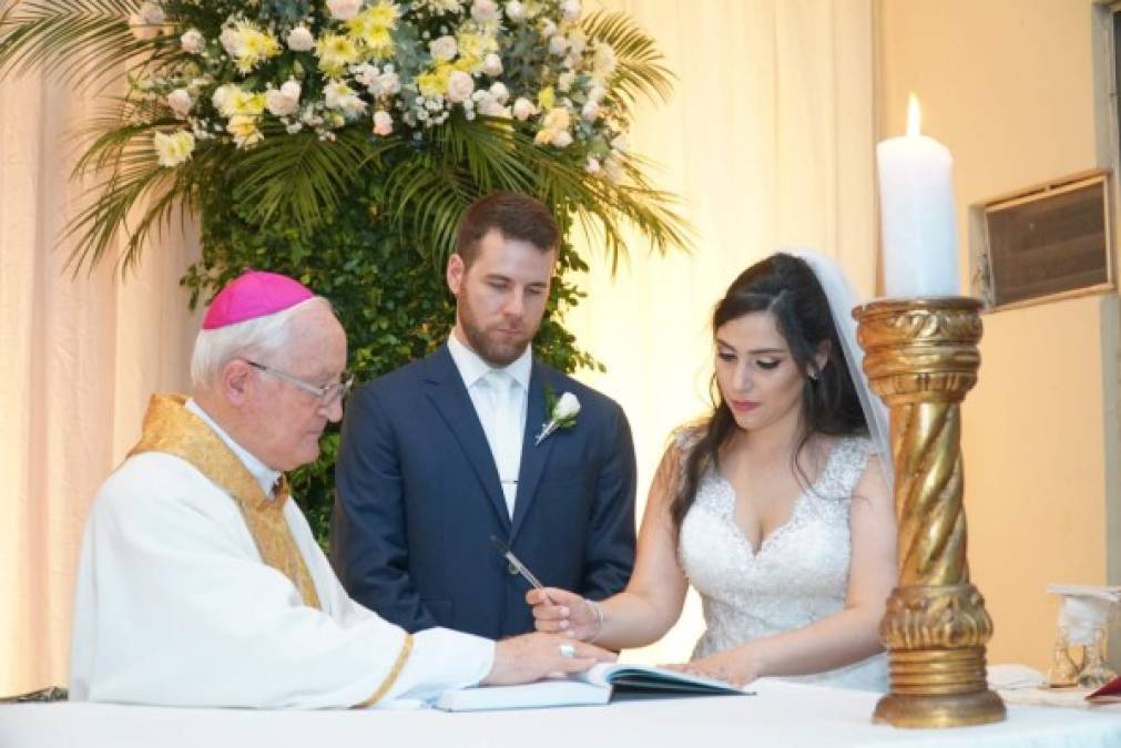 La pareja estampando sus firmas.