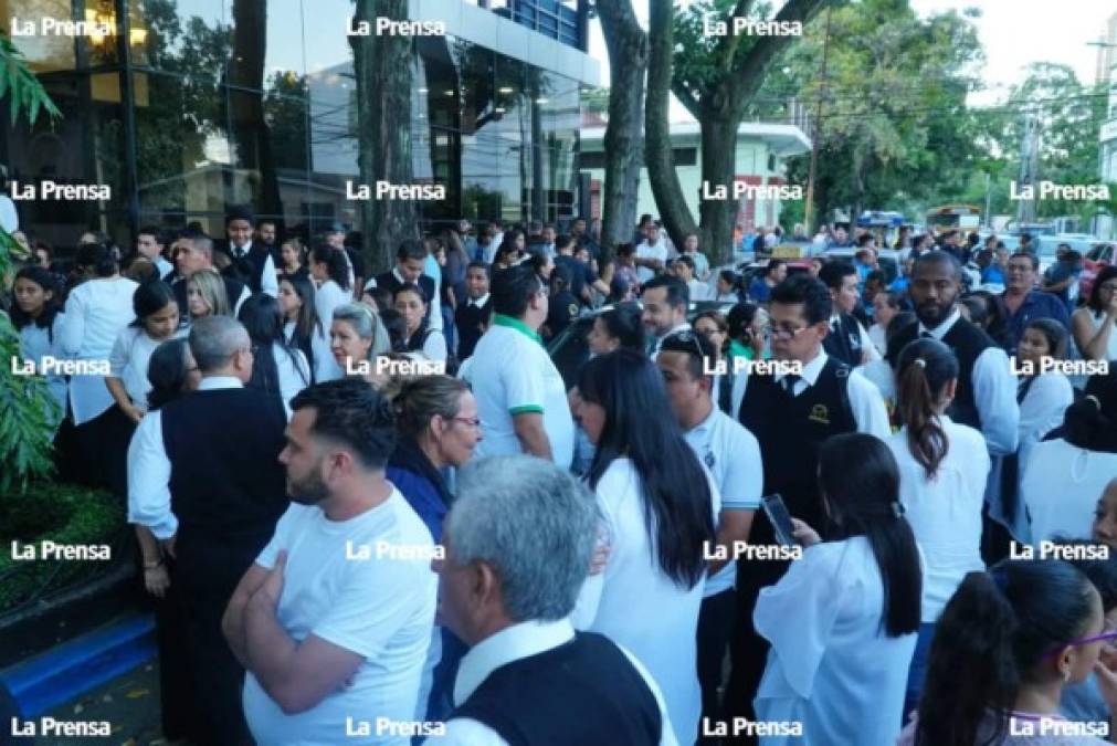 Los hermanos de la congregación llegaron identificados con las camisas de la iglesia como un homenaje a su 'madre espiritual'.