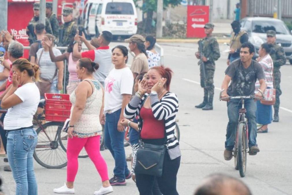 Algunos familiares lloraron al ver los buses en los que iban sus seres queridos.