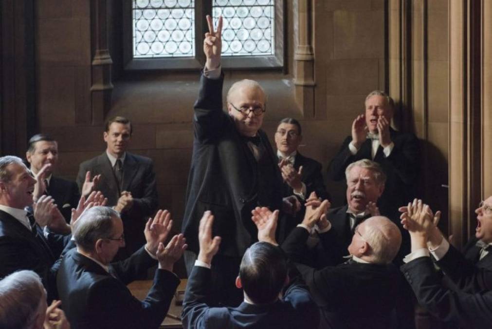 MEJOR PELÍCULA<br/><br/>Darkest Hour<br/><br/>La película cuenta la historia de como Winston Churchill (Gary Oldman) debe hacer frente a una de las decisiones más difíciles de su carrera política: negociar un tratado de paz con la Alemania nazi o mantenerse fiel a sus ideales y a la libertad de una nación. <br/><br/>El filme compite en un total de seis categorías, incluida mejor actor para Gary Oldman.<br/><br/>Calificación 7.4/10 IMDb -86% Rotten Tomatoes