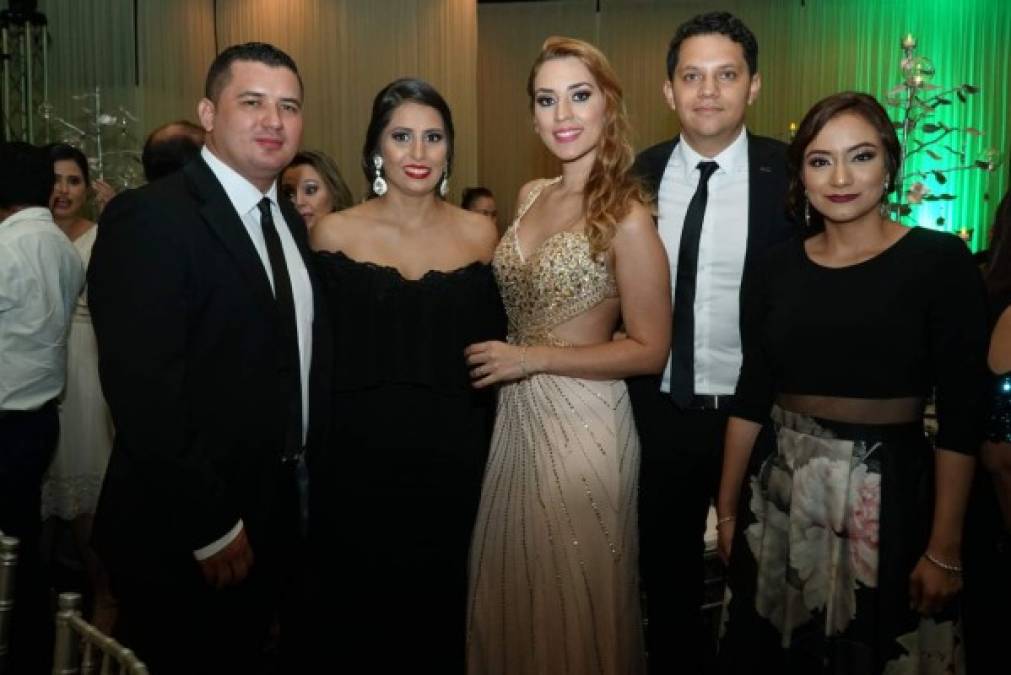 Job y Norma Sabillón con Laura Rivera, Daniel Caicedo y Shellsea Portillo.
