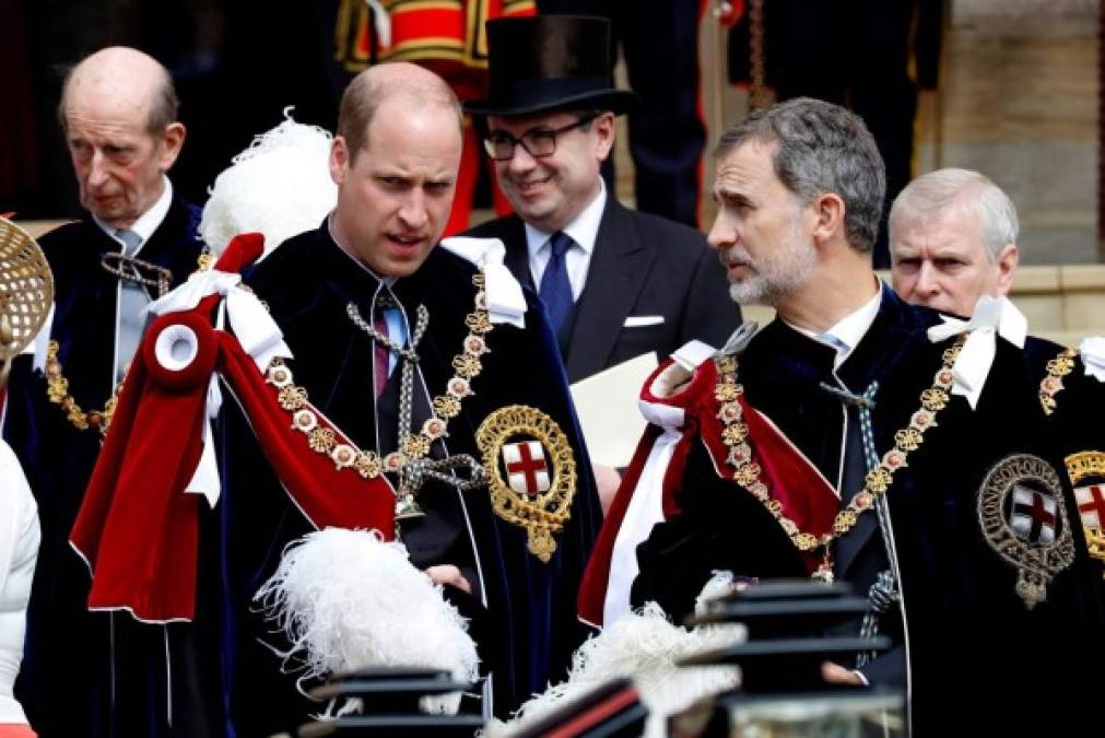 El rey Felipe VI, que ha sido investido este lunes nuevo caballero de la Orden de la Jarretera, junto al príncipe William, duque de Cambridge (i), a la salida de la ceremonia religiosa celebrada en la Capilla de San Jorge, en la que los nuevos caballeros han tomado posesión de sus sitiales de honor.