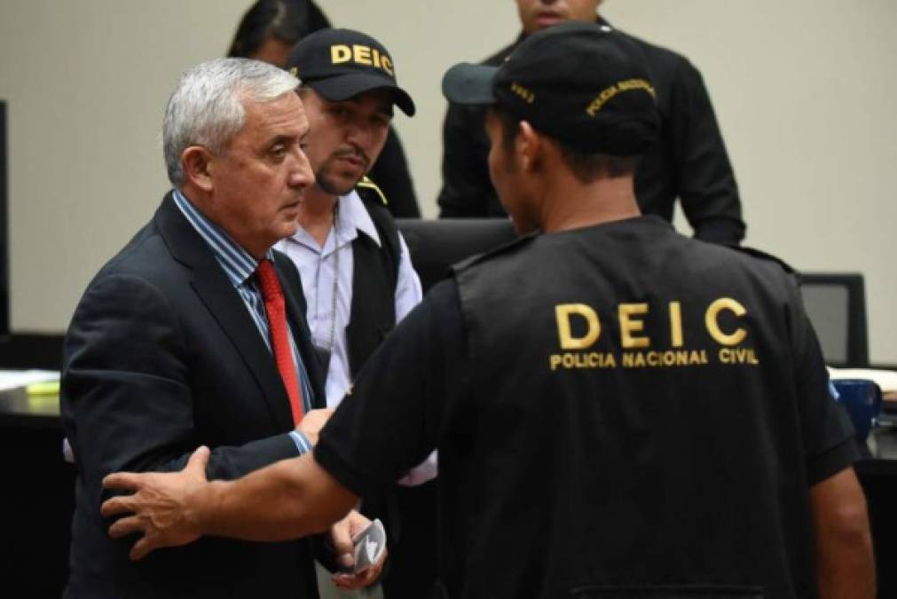 El presidente de Guatemala, Otto Pérez, renunció a su cargo debido a la investigación que se le sigue por corrupción en las aduanas de ese país. El Congreso aceptó su renuncia y Pérez fue enviado a prisión.