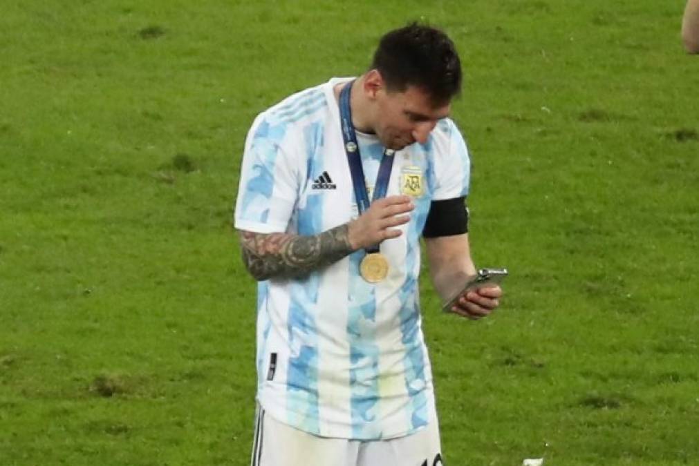 Messi cogió su teléfono y llamó a su mayor apoyo, su mujer Antonela Roccuzzo, que vio el partido desde su casa en Rosario. Este emotivo momento fue grabado por las cámaras presentes en el Maracaná.