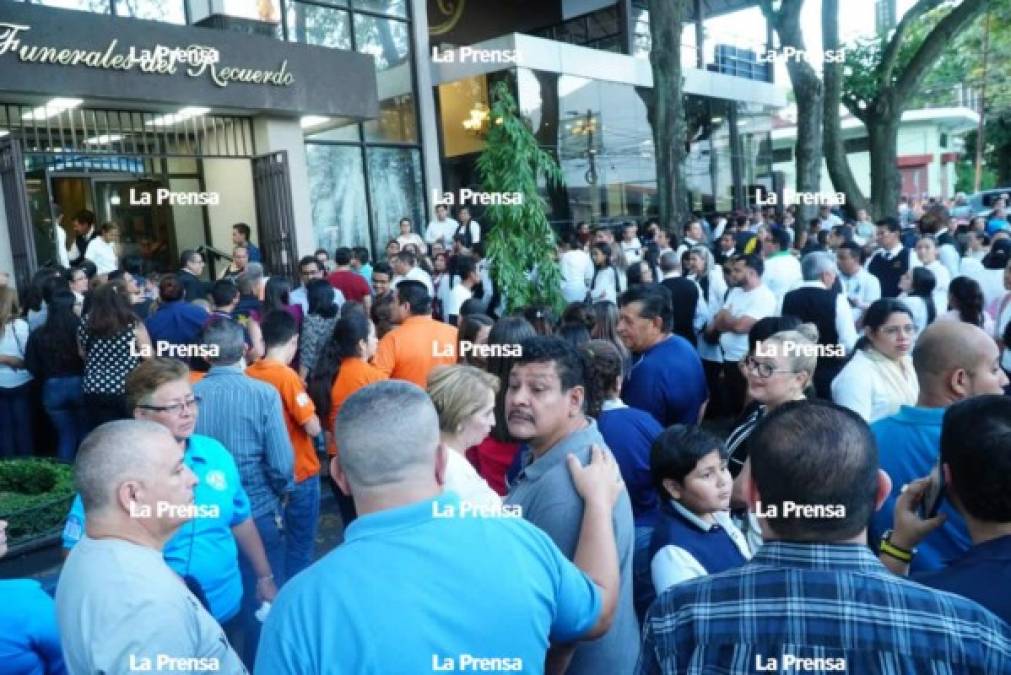 Cientos de personas han llegado a dar el último adiós a la pastora Ninoska de Ponce de la Iglesia de Cristo Ebenezer en Funerales del Recuerdo en San Pedro Sula.