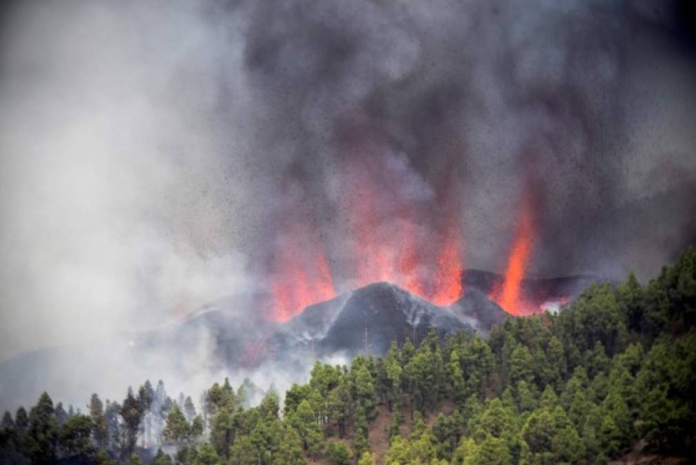 'Se ruega a la población extremar las precauciones y no acercarse a la zona de la erupción para evitar riesgos innecesarios', añadió el gobierno local.