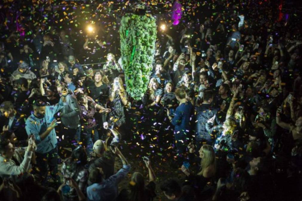 Canadá se convirtió este miércoles en el segundo país del mundo en legalizar el cannabis recreativo, y miles de ciudadanos lo celebraron desde tempranas horas haciendo largas filas para comprar cannabis.