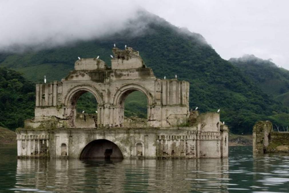 Un verdadero espectáculo de la naturaleza se ofrece en el empobrecido estado de Chipas, México, donde las ruinas de una imponente iglesia del siglo XVI emergieron del río Grijalva.