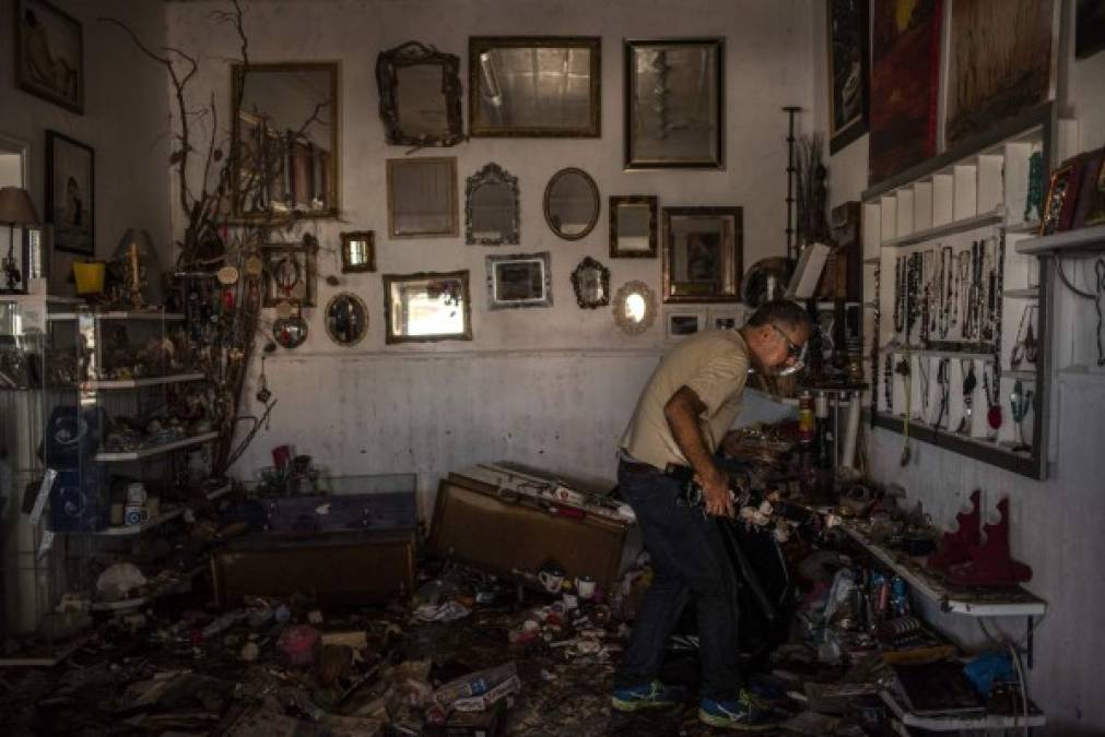 También han recuperado 38 cadáveres, a los que se añade el de una mujer que falleció ahogada una treintena de kilómetros más al sur, en la localidad costera de Sigacik, anegada por un pequeño tsunami momentos tras el temblor.<br/>