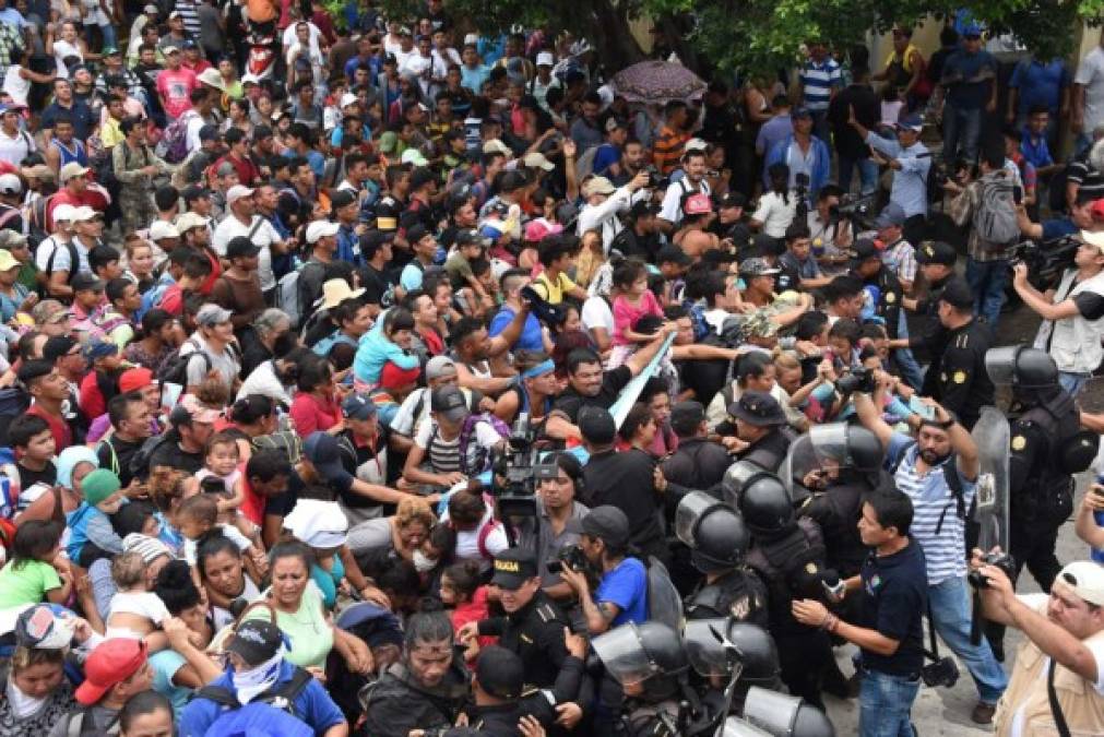Antes de que las autoridades cedieran y dejaran pasar a la caravana, se vivieron momentos de tensión después de que el bloque de migrantes, coreando consignas de '¡Sí se puede!', se abalanzaron con mujeres y niños al frente contra una veintena de policías que formaban un cordón de seguridad. Foto AFP