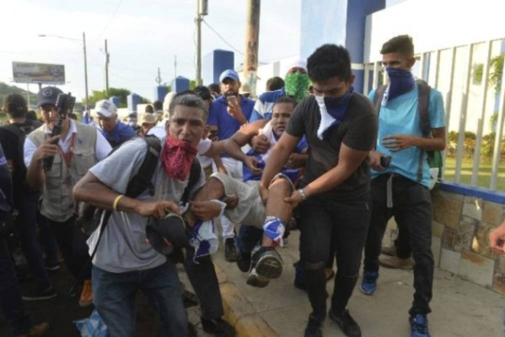 Cientos de personas también se refugiaron en el centro comercial Metrocentro de Managua, mientras jóvenes opositores repelían el ataque con morteros para evitar que los manifestantes, la mayoría madres con sus hijos, fueran alcanzadas por las balas.<br/><br/>Decenas de universitarios resultaron heridos en el enfrentamiento. Foto: Twitter Criptanica