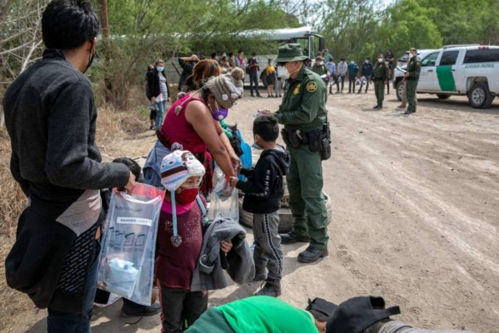 Según trabajadores sociales en Matamoros, ciudad mexicana fronteriza, los padres o familiares traen a los niños a la frontera y los envían para que crucen solos, algunos de hasta seis años.<br/>Una vez adentro, la CBP los registra y los deriva al Departamento de Salud, que los ayuda a conectarse con sus familiares en Estados Unidos.<br/>