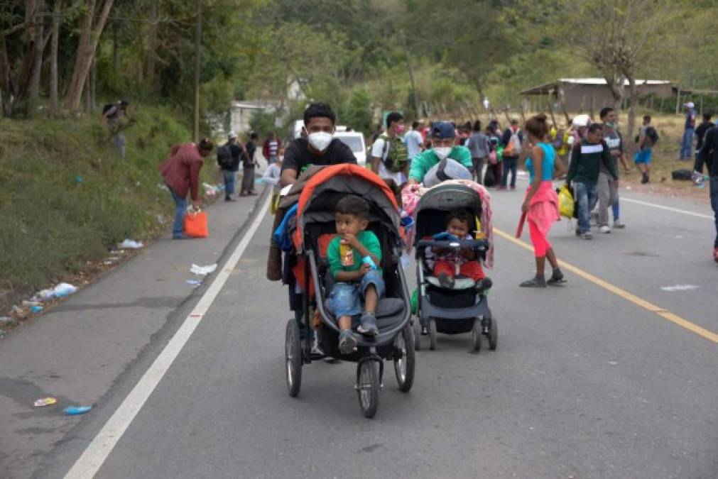 Originario de la ciudad de Santa Rosa de Copán, González señala que, tras perder su hogar, ha vivido debajo de un puente. 'El Gobierno dice que no estamos solos, pero la verdad sí estamos solos. No han hecho nada para resolver nada', asevera.