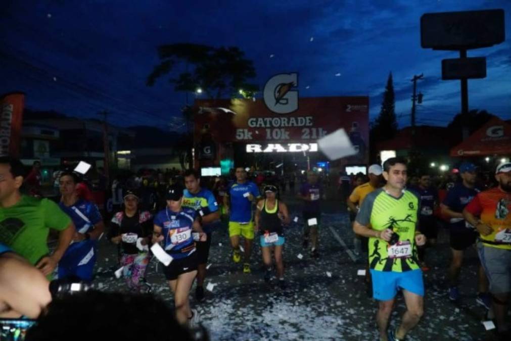 Los primeros corredores comenzaron su competencia antes de que el Sol hiciera su salida.