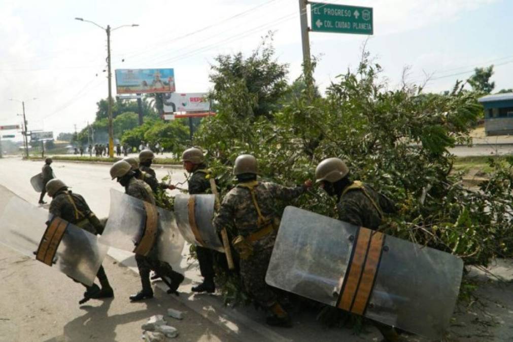 Poco a poco, elementos de las fuerzas del orden realizan acciones para despejar las principales vías de Honduras que permanecían tomadas por manifestantes.