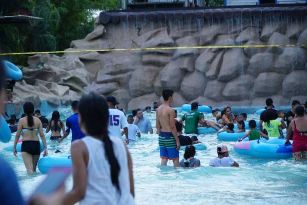 Desde tempranas horas decenas de personas han llegado para disfrutar del verano al parque acuático Zizima.