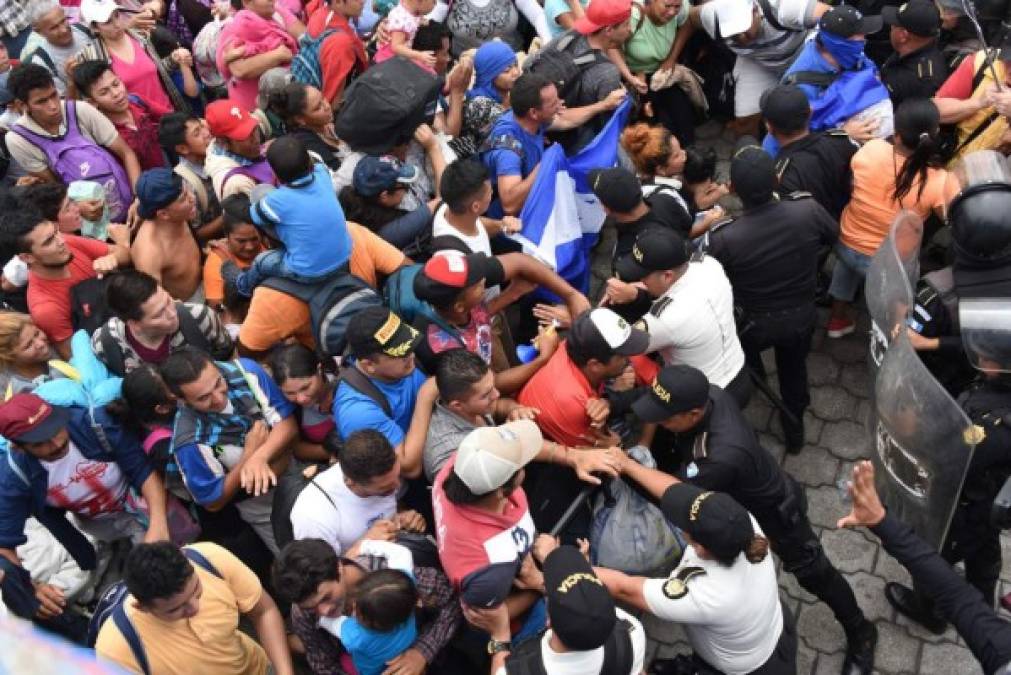Los hondureños lograron superar el cordón policía y militar en la frontera de México y luego el cergo para ingresar al país mexicano. Foto AFP