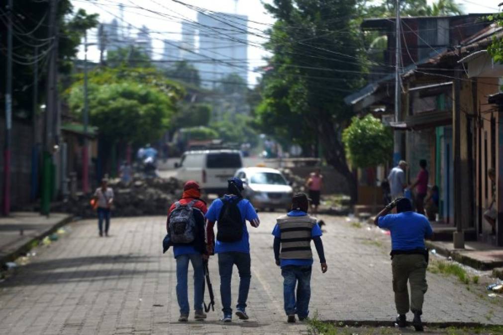 Los paramilitares, antimotines y policías, fuertemente armados, se tomaron las calles de Masaya tras una fuerte incursión que saldó con la muerte de al menos tres personas.