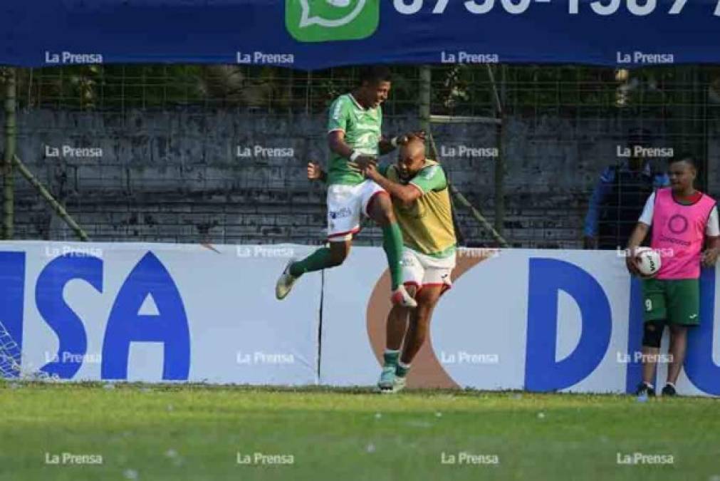 Carlo Costly se fue a festejar su gol con Caue Fernandez, el defensor brasileño con quien tuvo hace un par de años atrás un inconveniente durante un Marathón vs Olimpia.