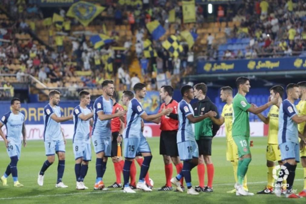 Los jugadores del Villarreal y Girona, entre ellos 'Choco' Lozano, se saludan antes del inicio del partido.