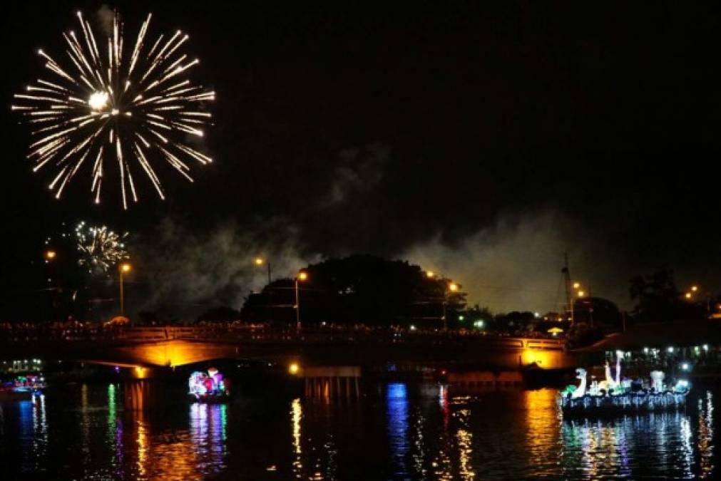 Los porteños se lucieron con el desfile de góndolas en la Laguna de Alvarado.