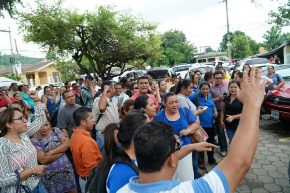 Miembros de los distintos colegios magisteriales de la zona norte realizaron un plantón este miércoles en San Pedro Sula.<br/>