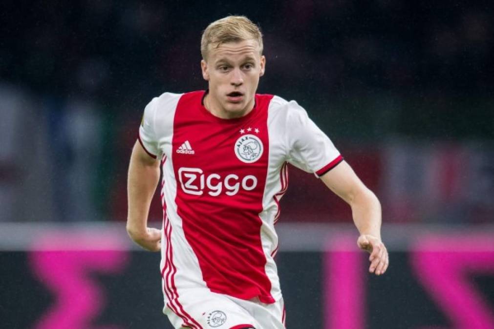 Donny Van de Beek es uno de los nombres del mercado de fichajes y el último equipo que se ha unido a la puja por él es el Manchester United. El centrocampista holandés también suena fuerte para reforzar al Real Madrid, así lo ha revelado Edwin van der Sar, director general del Ajax, según ha informado el 'Daily Mirror'.<br/><br/>Además, The Times asegura que el Manchester United intentará negociar por 40 millones de euros para llevárselo en cuanto se abra el mercado de fichajes.